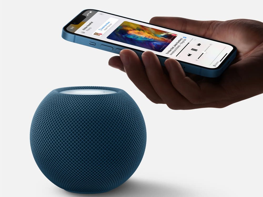 Nutzerinnen und Nutzer können unter anderem über den HomePod mini und das iPhone auf Siri zugreifen. (Bild: Apple)