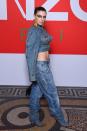 <p>La nueva pareja de Kanye West llegó a un desfile de moda en París con este llamativo look de jeans <em>oversized</em>, y original chaqueta <em>cropped. </em></p>