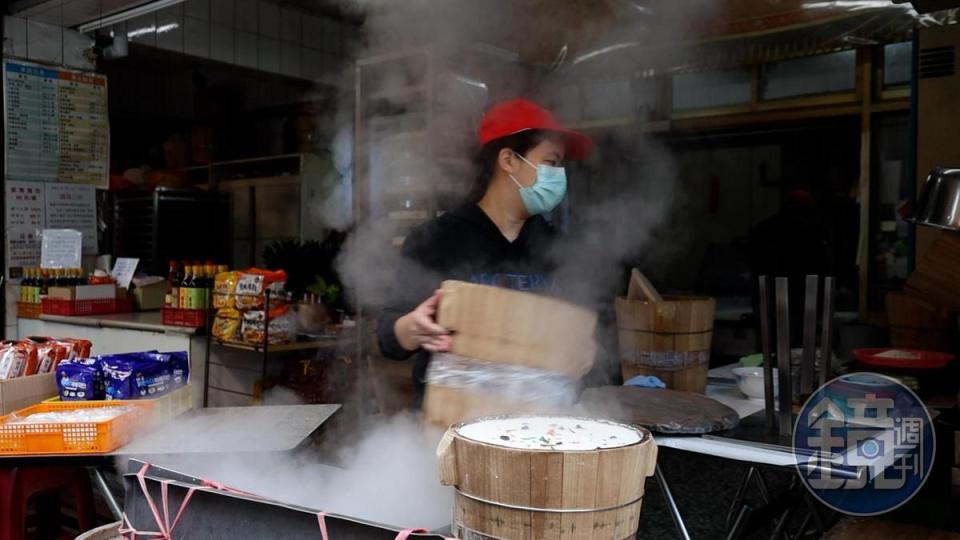 周國良的姪女也在店裡幫忙，學習大陳年糕的傳統作法。