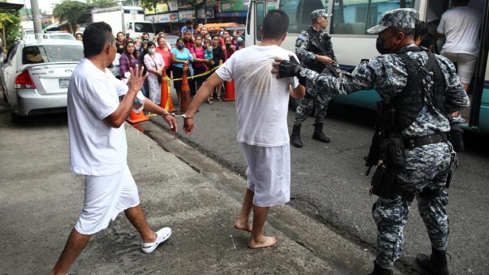 Reclusos transferidos por la llegada de nuevos detenidos. San Salvador, El Salvador, junio 7 de 2022