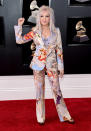 <p>La legendaria cantante impactó en la alfombra roja con su original look: un traje colorido inspirado en Cupido. Debajo portó una escotada blusa en color lila pastel. Su cabello también hizo juego con los tonos de su look. Foto: Jamie McCarthy/Getty Images </p>