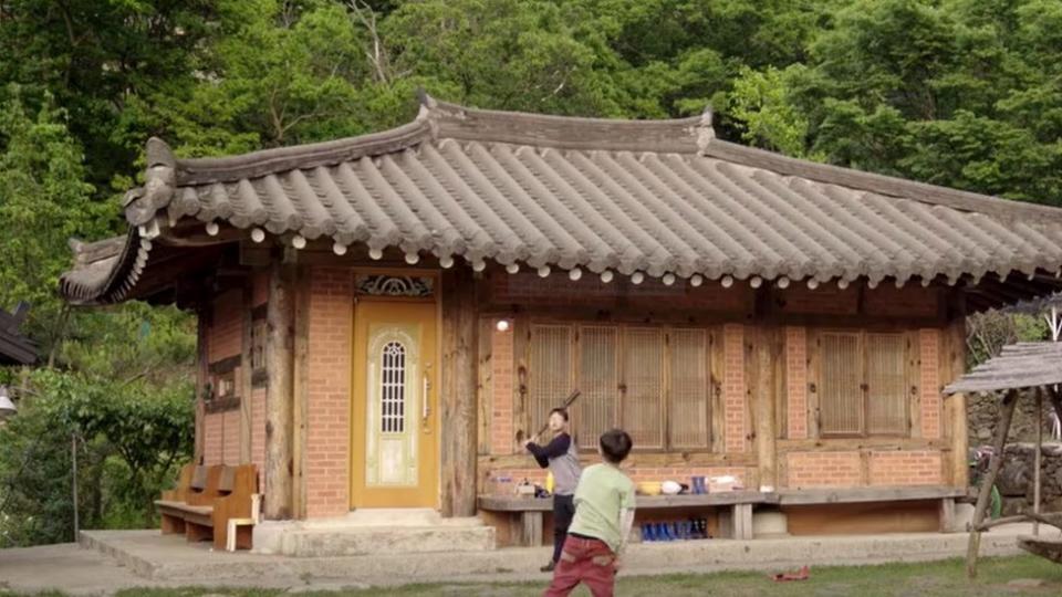 Sihu y su hermano jugando béisbol en Corea del Sur.