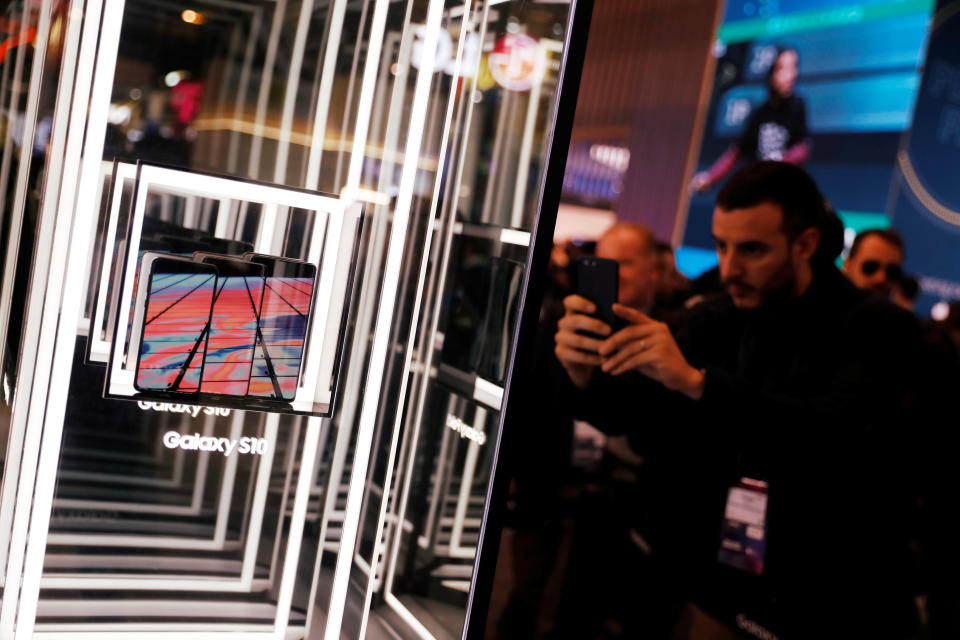 <p>Terminamos con el Galaxy S10, que no se ha presentado en el MWC, ya que Samsung se adelantó una semana, pero ha sido uno de los protagonistas de la feria. Sus visitantes han podido observar la flexibilidad de la pantalla del último móvil de la compañía coreana cuyos modelos S10 y S10Plus ya están a la venta por 900 y 1.000 euros, respectivamente. El que utiliza redes 5G no saldrá hasta el verano. (Foto: Rafael Marchante / Reuters). </p>