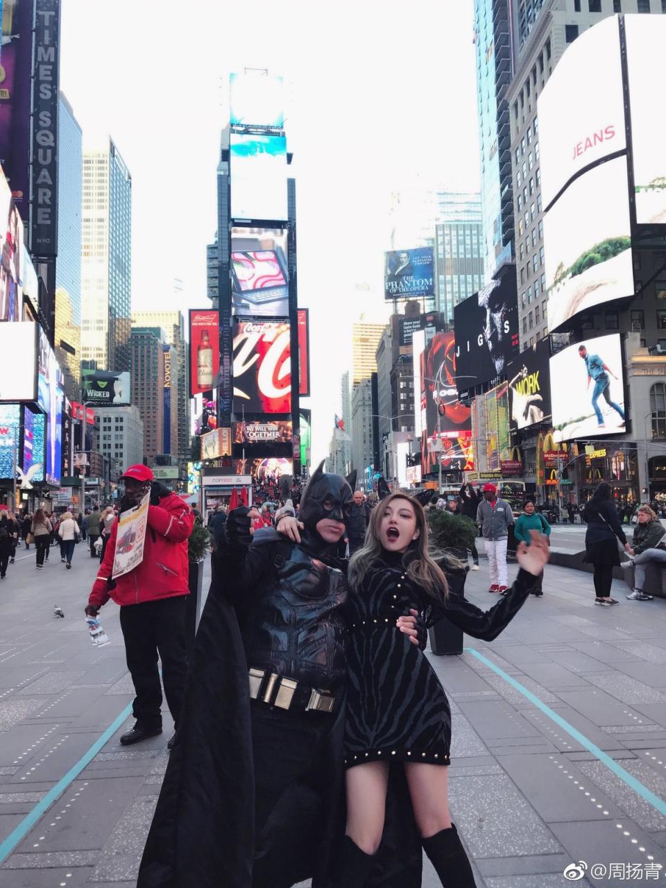 周揚青萬聖節赴美國紐約度假，與蝙蝠俠拍英雄救美照片，被攬腰引起小豬吃飛醋。（翻攝自周揚青微博）