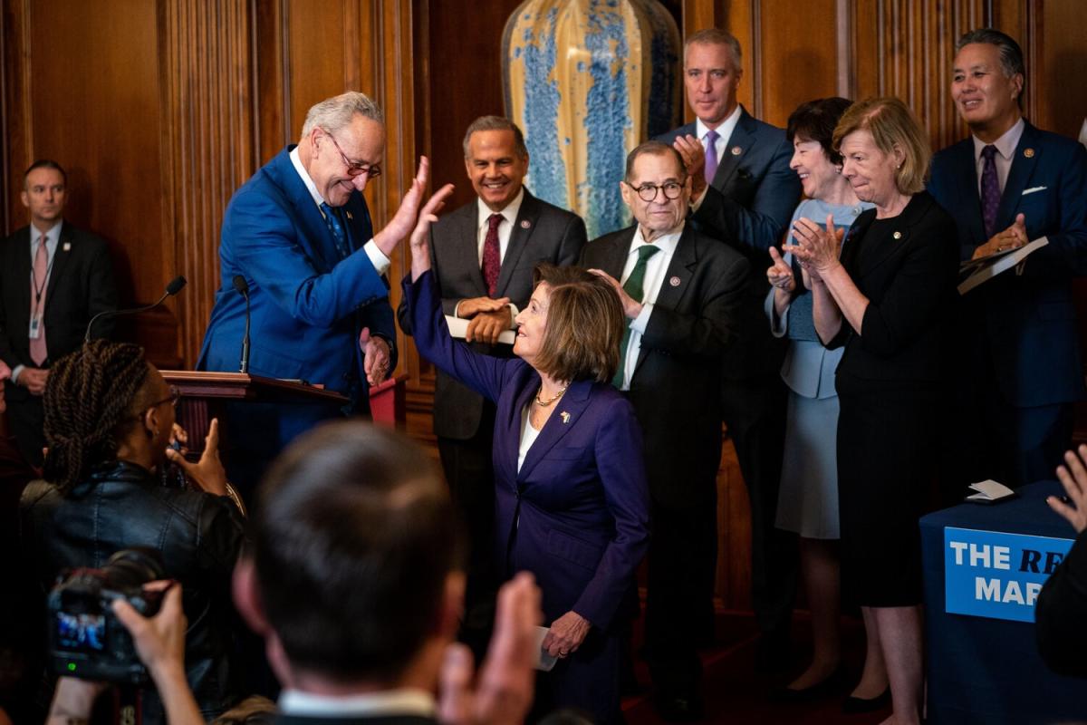 Nancy Pelosi et Chuck Schumer célèbrent après que le Congrès a adopté la loi historique sur le respect du mariage
