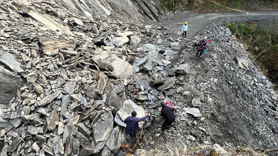 大霸尖山大鹿林道東線5.2K今(16)日清晨發生較大規模坍方，道路中斷，導致車輛無法通行，當下已進行初步清理，目前人員已可步行通過，不過搶通前自行車禁止通行。   圖：翻攝自雪霸國家管理處臉書