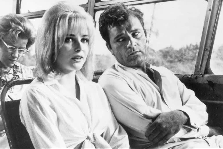 Sue Lyon y Richard Burton en una escena de La noche de la iguana.