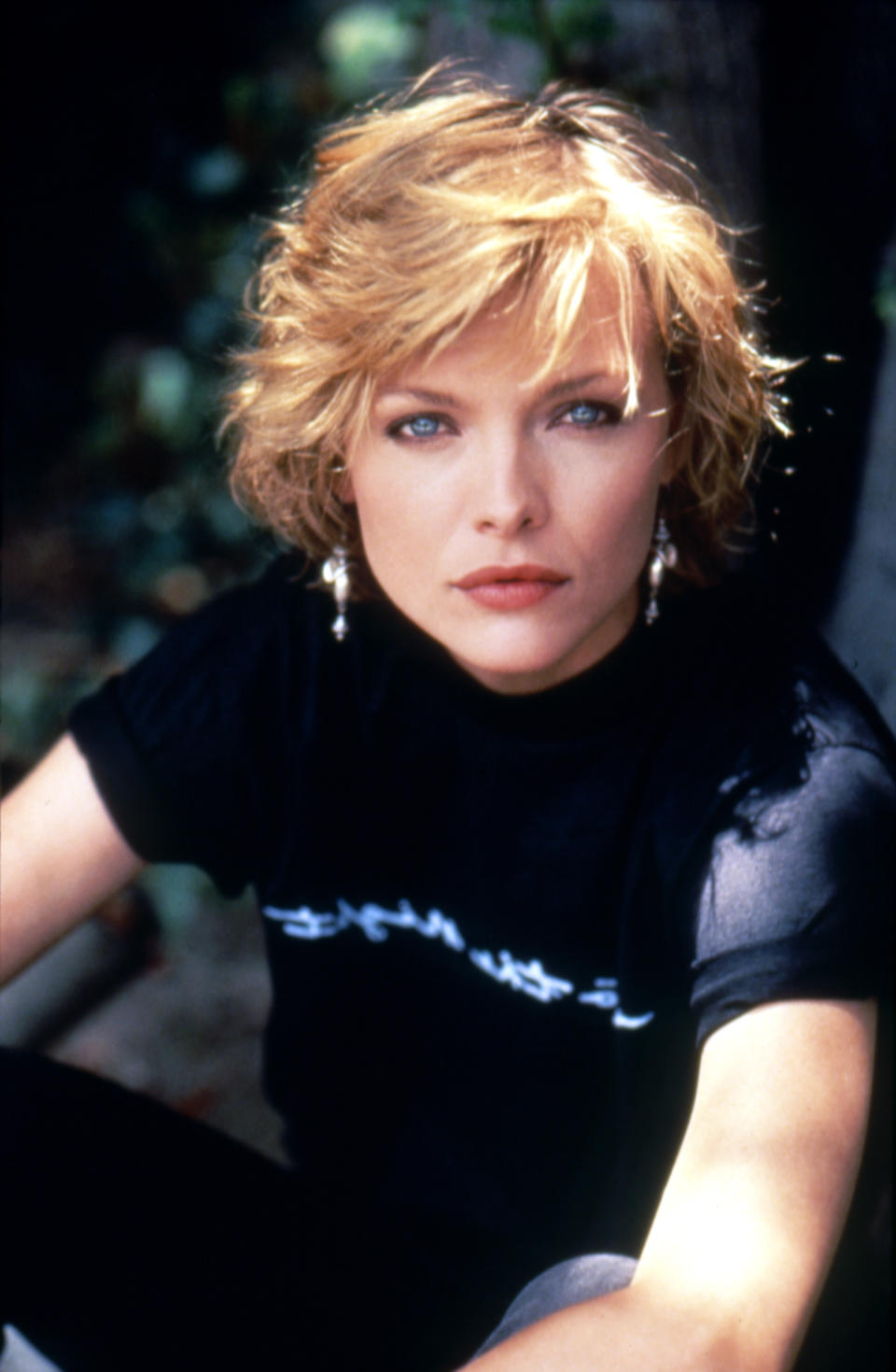 No es Milla Jovovich, sino Michelle Pfeiffer en el rodaje de 'Cuando llega la noche' (1985). Desde entonces no la hemos vuelto a ver con el pelo tan corto. (Foto: Sunset Boulevard / Getty Images)