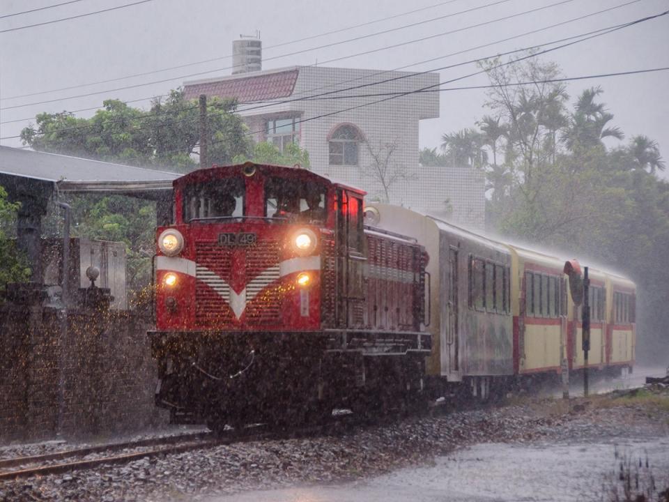 為確保行車安全，阿里山林業鐵路持續停駛至10月4日。（圖：資料照片，阿里山林鐵及文資處提供）