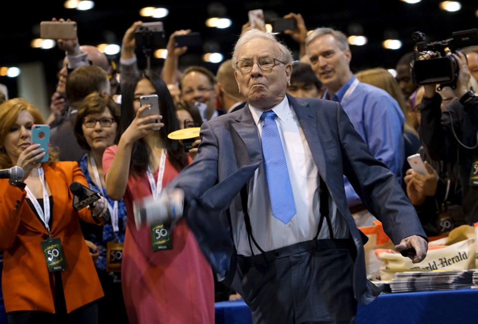 Berkshire Hathaway CEO Warren Buffett participates in a newspaper throwing contest prior to the Berkshire annual meeting in Omaha, Nebraska May 2, 2015.  REUTERS/Rick Wilking