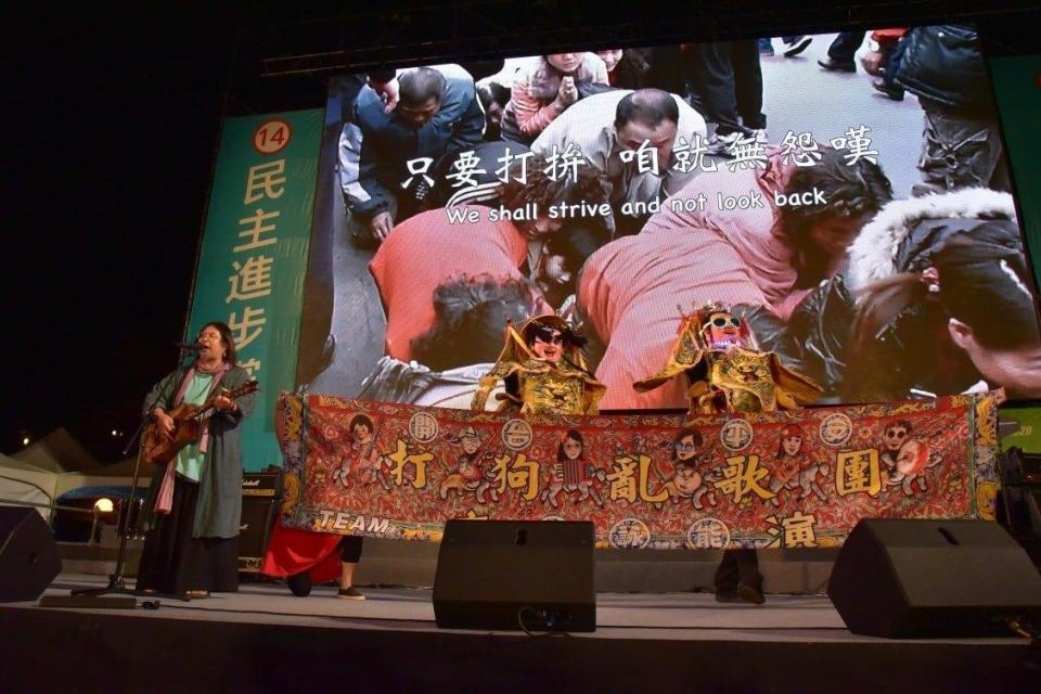 「打狗亂歌團」2010年及2012年兩次入圍金曲獎最佳台語男歌手獎，嚴詠能曾為蔡英文總統創作競選歌曲。（翻攝自嚴詠能臉書）