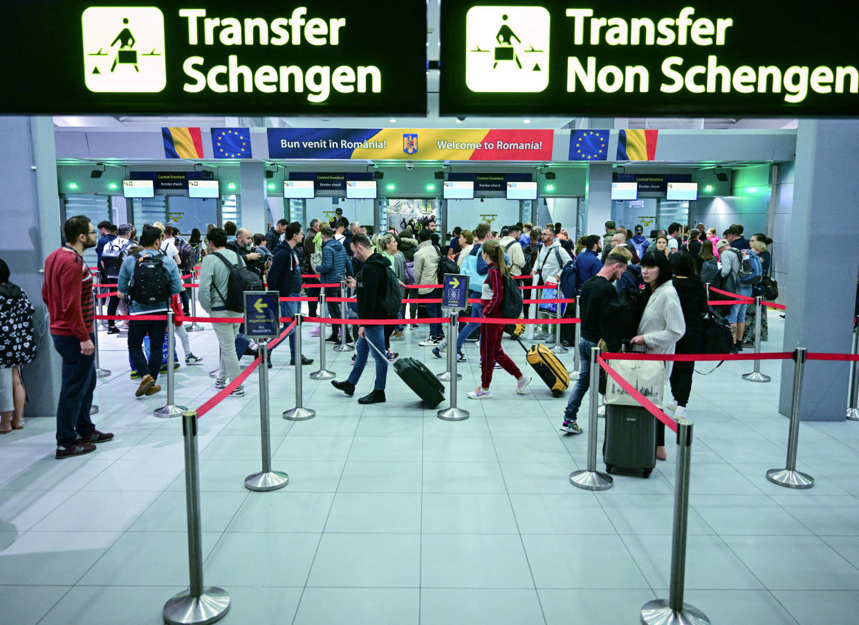 Des voyageurs à l’aéroport international Henri Coanda d’Otopeni, en Roumanie, quelques minutes après minuit le 31 mars 2024, juste après l’entrée officielle de la Roumanie dans l’espace Schengen.