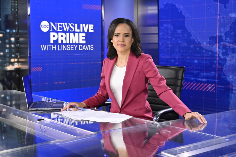 En esta imagen proporcionada por ABC, Linsey Davis en el set de "ABC News Live Prime with Linsey Davis". (Jeff Neira/ABC vía AP)