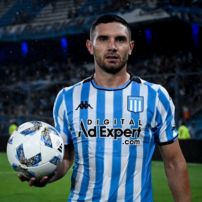 Adrián Martínez con la pelota tras anotarle un triplete a San Lorenzo