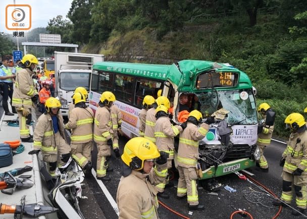 小巴司機被困車內，消防到場救援。（張世洋攝）