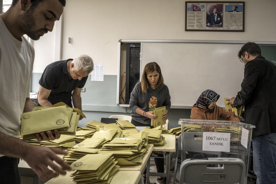 Recuento de votos en Estambul, el domingo. (Sergey Ponomarev/The New York Times)

