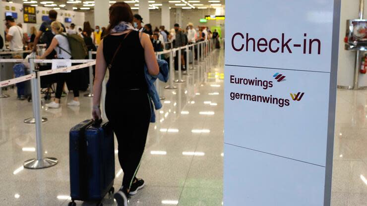 Die sich ständig ändernden Reisewarnungen verunsichern die Fluggäste und halten sie von Buchungen ab. Foto: dpa