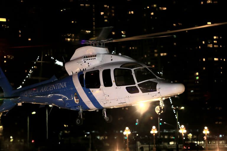 Fernández, anoche, al retirarse de la Casa Rosada en el helicóptero presidencial 