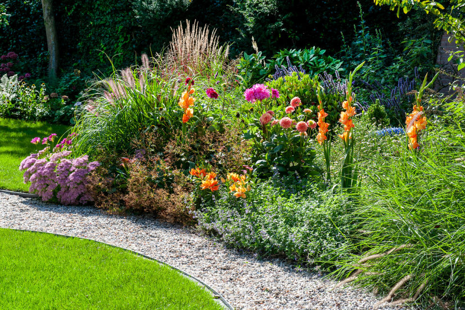 1. Choose flower edging for natural borders