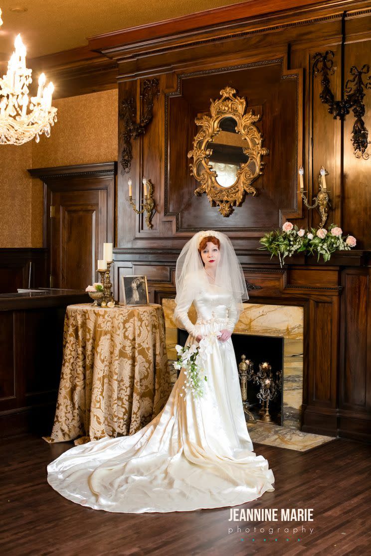 Die Braut posiert im Hochzeitskleid ihrer Großmutter von 1947. (Bild: Jeannine Marie Photography)