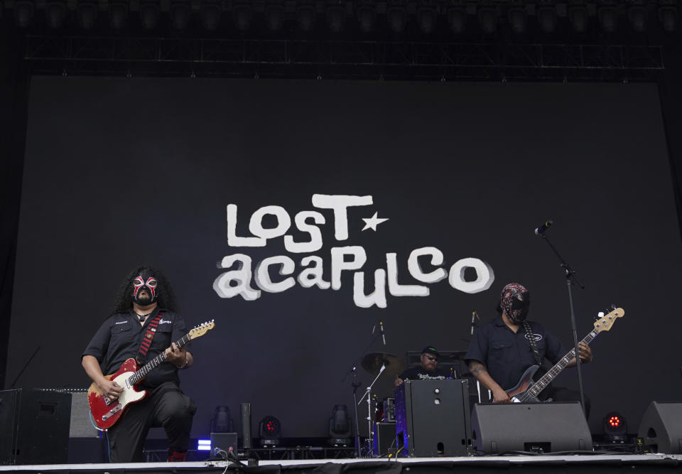 Integrantes de Lost Acapulco durante su presentación en el festival Vive Latino en la Ciudad de México el domingo 19 de marzo de 2023. (Foto AP/Fernando Llano)