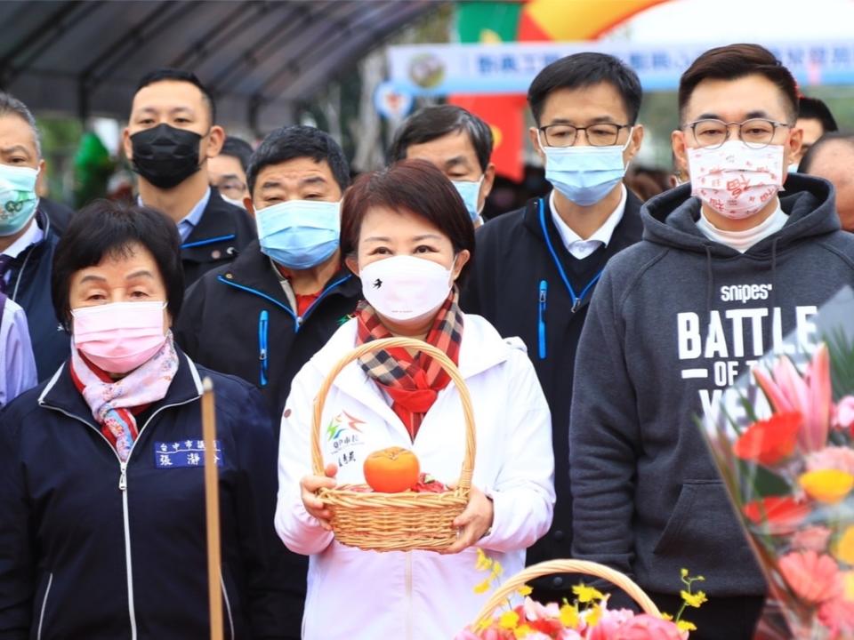 國民黨市黨部發言人涂力旋（後排左二）表示，「開不了工的努力開工，完不了工的努力完工」這是盧秀燕市長建設台中的口頭禪。   國民黨台中市黨部/提供