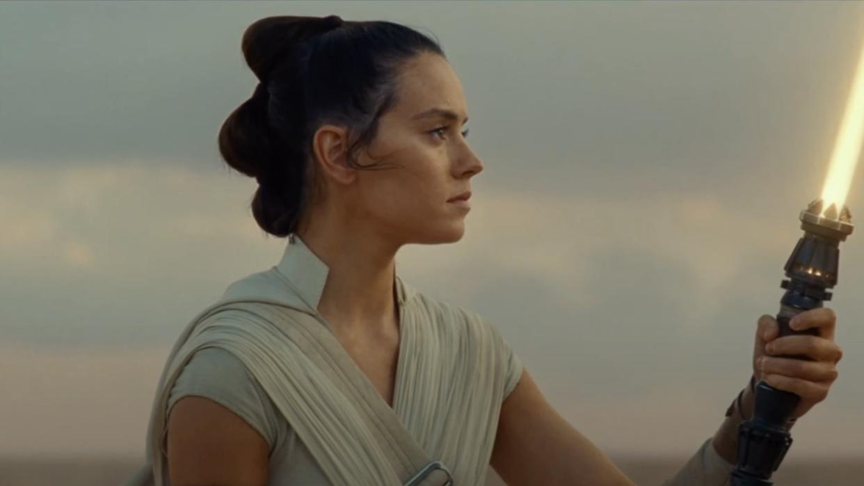  Daisy Ridley's Rey holding yellow lightsaber in Star Wars: The Rise of Skywalker. 