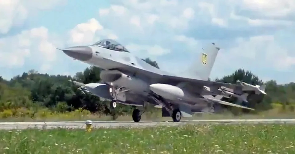 One of the first Ukrainian F-16s to arrive in the country, armed with four AIM-9 Sidewinder air-to-air missiles. <em>Ukrainian Ministry of Defense screencap</em><br>