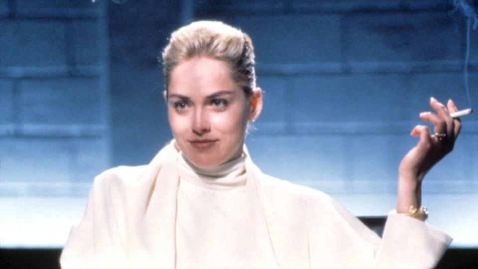 <p>Man kann kaum glauben, dass „Basic Instinct“ einmal als das heißeste Material galt, das je entdeckt wurde – Joe Eszterhas‘ Gage in Höhe von 2,65 Mio. Euro war damals die höchste, die je bezahlt wurde. Dem Drehbuchautor waren große Schecks nicht unbekannt: Er erhielt 1980 445.000 Euro für „City Hall“ und 1995 1,7 Mio. Euro für „Showgirls“ (danach wurden die Schecks irgendwie kleiner). Eszterhas behauptete, er habe das Drehbuch zu „Basic Instinct“ innerhalb von zehn Tagen geschrieben, was einfach Angeberei ist. </p>