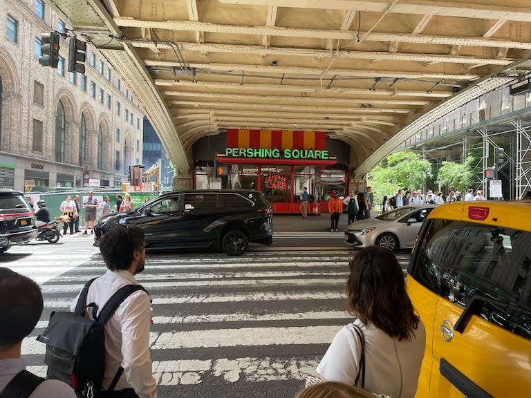 La salida de Grand Central Station, en Manhattan, donde comienza Pershing Square Plaza