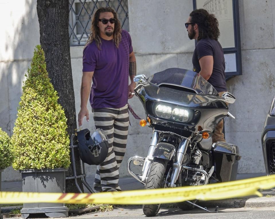 <p>Y antes de que saltara a esta poderosa motocicleta captamos al apuesto <strong>Jason</strong> <strong>Momoa</strong> en Roma, donde filma <em>Fast X</em> y quien se encuentra en el ojo del huracán <a href="https://peopleenespanol.com/celebridades/eiza-gonzalez-jason-momoa-aquaman-son-novios/" rel="nofollow noopener" target="_blank" data-ylk="slk:tras destaparse su idilio;elm:context_link;itc:0;sec:content-canvas" class="link ">tras destaparse su idilio</a> con la mexicana <strong>Eiza González</strong>.</p>