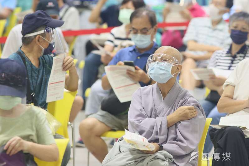 20210714-民眾14日在台北市花博園區的疫苗接種站施打新冠肺炎疫苗。(柯承惠攝)