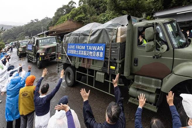 一輛輛載著台灣援助土國賑災物資的國軍軍車，今天從慈濟內湖園區出發前往桃園機場。（慈濟基金會提供）