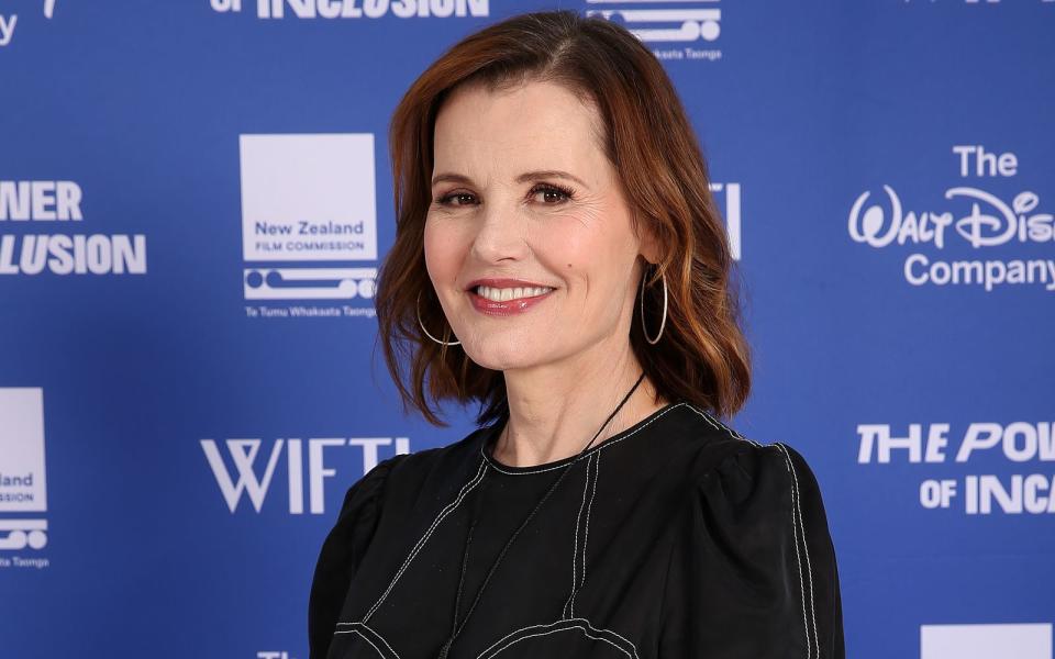 Geena Davis war schon in ihrer Schulzeit eine Überfliegerin: Die ehemalige Einserschülerin hat einen IQ von 140, eine Ehrendoktorwürde des Bates College für ihre Forschung über Geschlechterrollen in den Medien und natürlich eine Mensa-Mitgliedschaft. Und nur so am Rande: Olympische Bogenschützin war sie auch. (Bild: Fiona Goodall/Getty Images for New Zealand Film Commission)