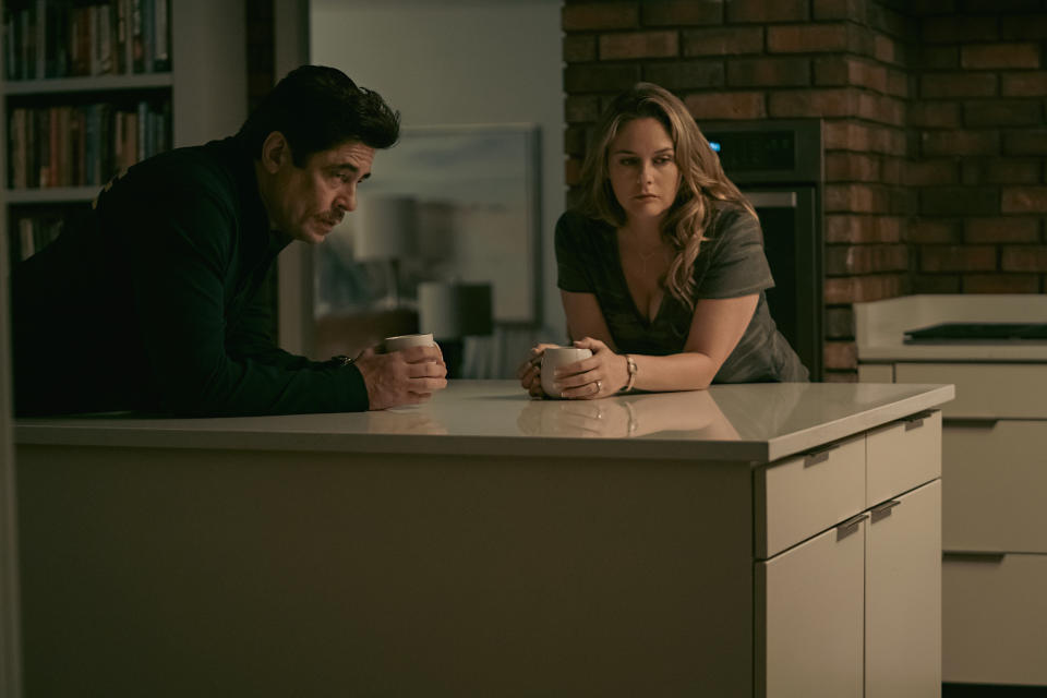 (LR) Benicio del Toro nel ruolo di Tom Nichols e Alicia Silverstone nel ruolo di Judy Nichols in Reptile.  (Daniel McFadden/Netflix)