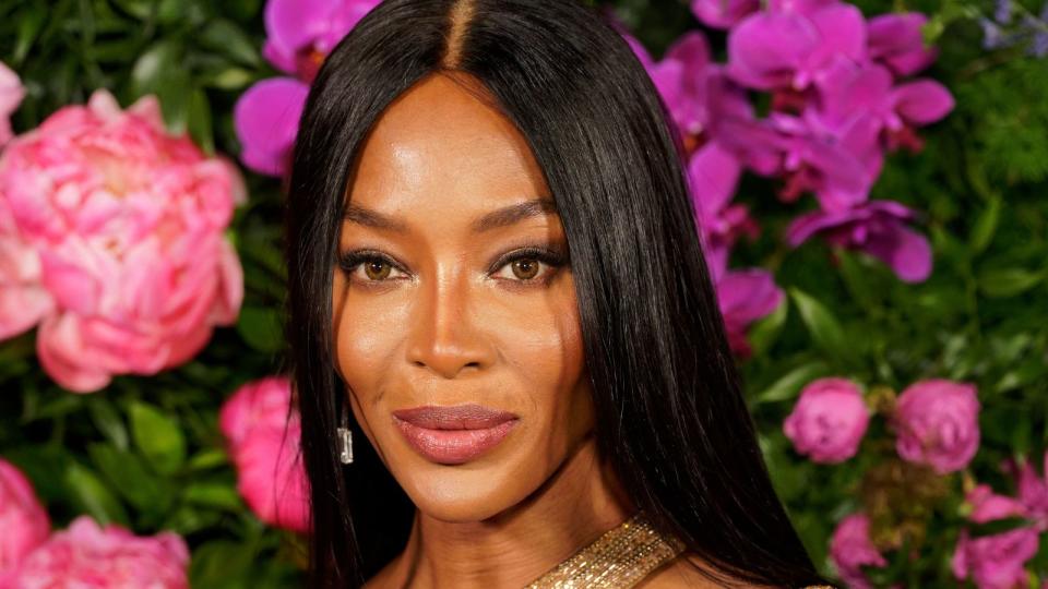 Naomi Campbell showing makeup tricks every woman over 40 should know