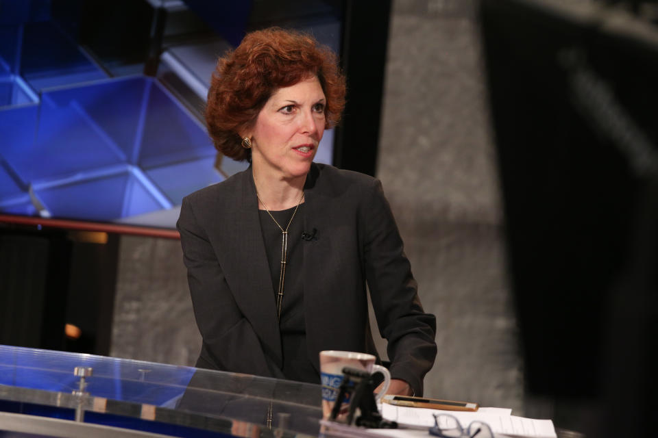 NUEVA YORK, NY - 1 DE ABRIL: La presidenta de la Reserva Federal de Cleveland, Loretta Mester (i), habla con la presentadora María Bartiromo durante un episodio de 'Mornings with Maria' en Fox Business Network el 1 de abril de 2016 en Nueva York.  (Foto de Rob Kim/Getty Images)