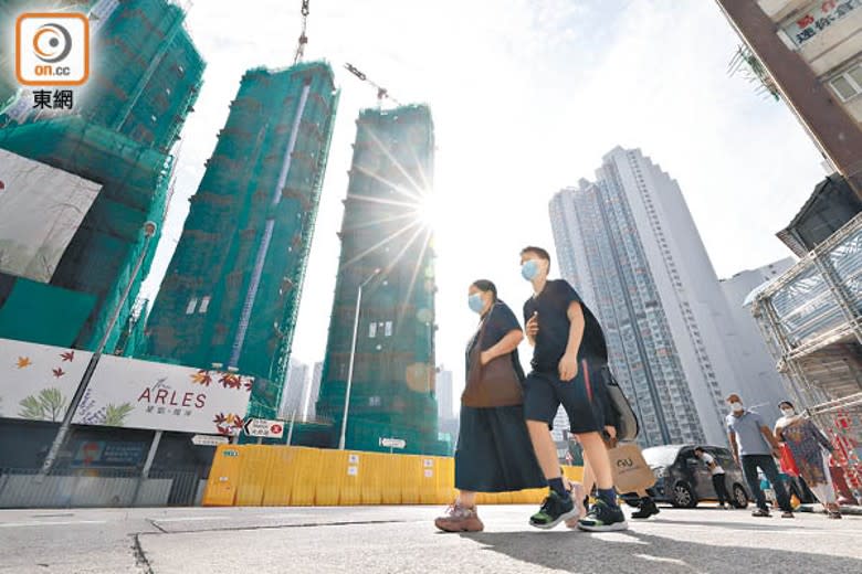 今年本港樓價受息口上升及疫情的雙重夾擊持續急挫。