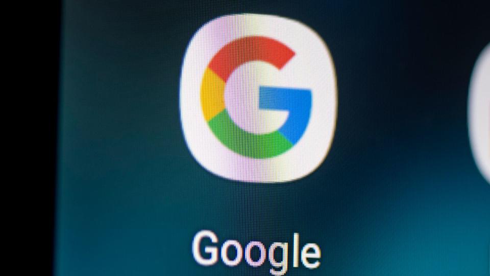 Auf dem Bildschirm eines Smartphones sieht man das Logo der Google-App.