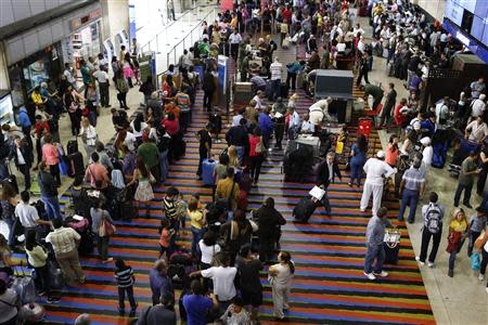 Passengers line up for the security checkpoint at Simon Bolivar airport in La Guaira, outside Caracas October 15, 2013. REUTERS/Carlos Garcia Rawlins