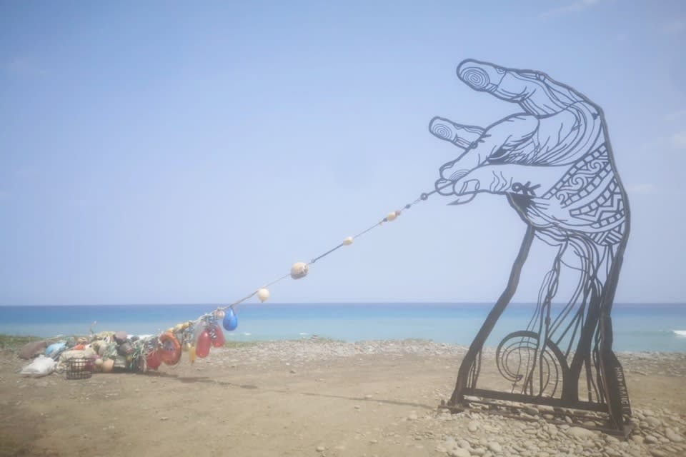 臺東縣政府邀請加拿大藝術家Dave Hind，於阿塱壹古道入口處創作「巨手」裝置藝術，倡導海洋保育。