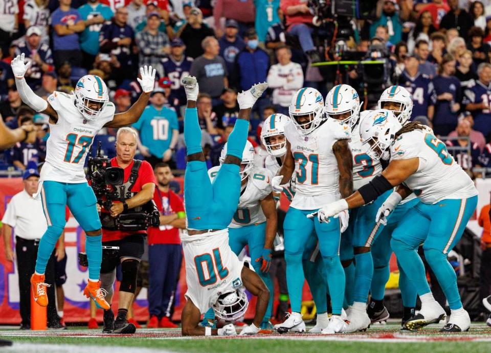 El wide receiver de los Dolphins Tyreek Hill (10) celebra con sus compañeros de equipo tras anotar un touchdown contra los Patriots de New England, en el partido celebrado el 17 de septiembre de 2023 en Foxborough, Massachusetts.