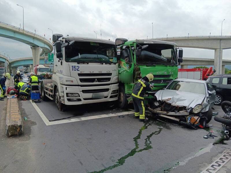 台北港7車追撞車禍（1） 台北港6日上午發生聯結車與砂石車車禍，追撞4台汽 車與1輛重型機車，重機女乘客當場失去呼吸心跳， 送醫搶救。 （翻攝照片） 中央社記者楊侃儒傳真  113年4月6日 