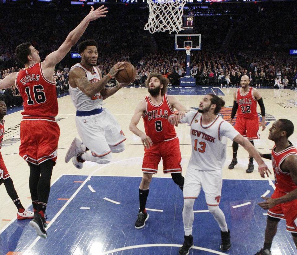 New York Knicks' Derrick Rose (25) drives past Chicago Bulls' Paul Zipser (16) as teammate Joakim Noah (13) and Robin Lopez (8) watch during the first half of an NBA basketball game Thursday, Jan. 12, 2017, in New York. (AP Photo/Frank Franklin II)