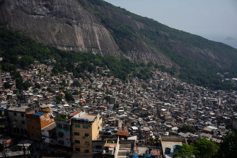 Vista aérea de la favela Rocinha, agobiada por el calor y los cortes de luz (Photo by Tercio TEIXEIRA / AFP)