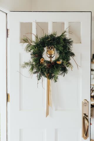 <p><a href="https://alicia-lund.com/living/lifestyle/decorating-for-christmas-citrus-chains/" data-component="link" data-source="inlineLink" data-type="externalLink" data-ordinal="1">Alicia Lund</a></p>