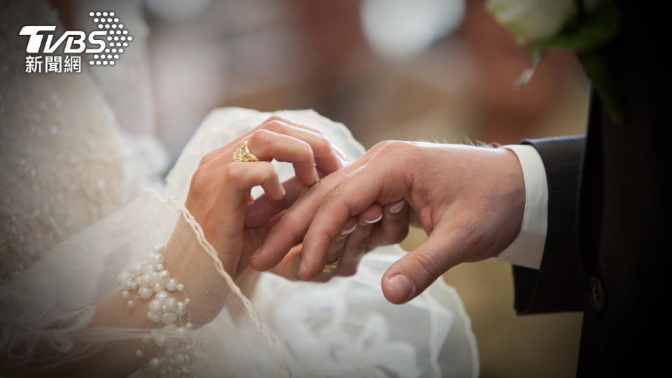 北市一名銀行員跟同一人結婚4次、離婚3次，請了32天婚假。（示意圖／shutterstock達志影像）