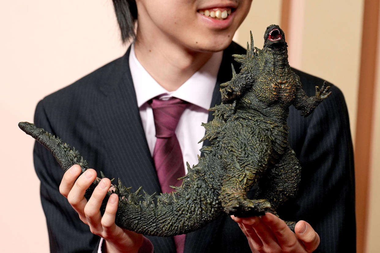 Godzilla también caminó por la alfombra roja. (Photo by JC Olivera/Getty Images)