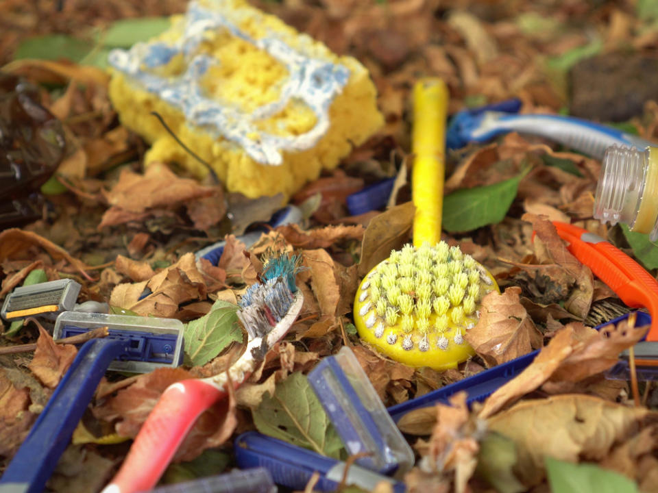 Besonders Plastikflaschen und Rasierklingen schaden der Umwelt (Bild: Fevziie / Shutterstock.com)