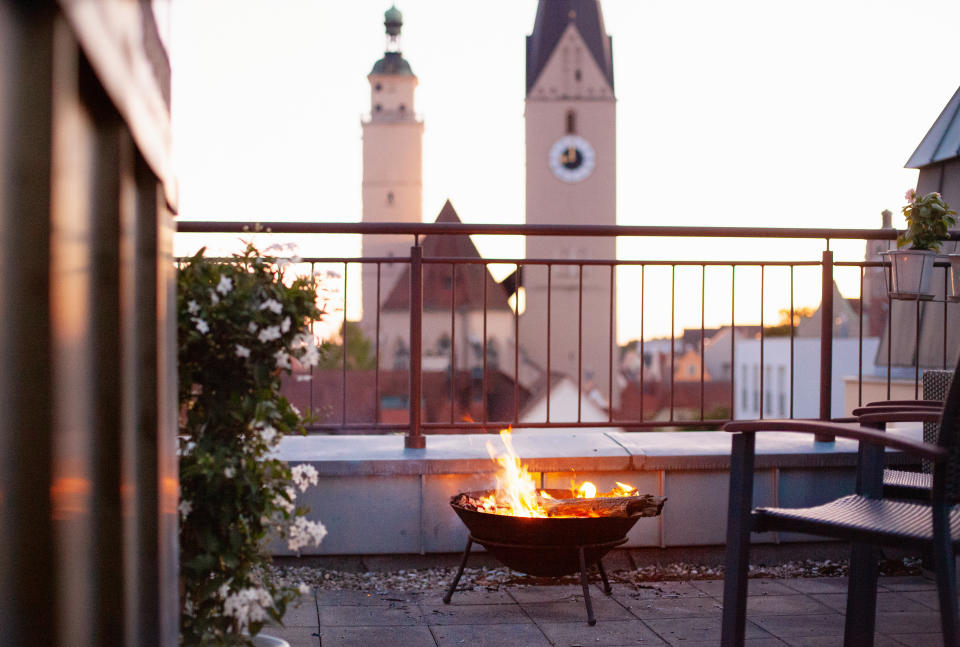 Der Vorteil einer Feuerschale: Es braucht nicht einmal einen großen Garten, selbst auf einer kleinen Terrasse funktioniert das Spiel mit dem Feuer